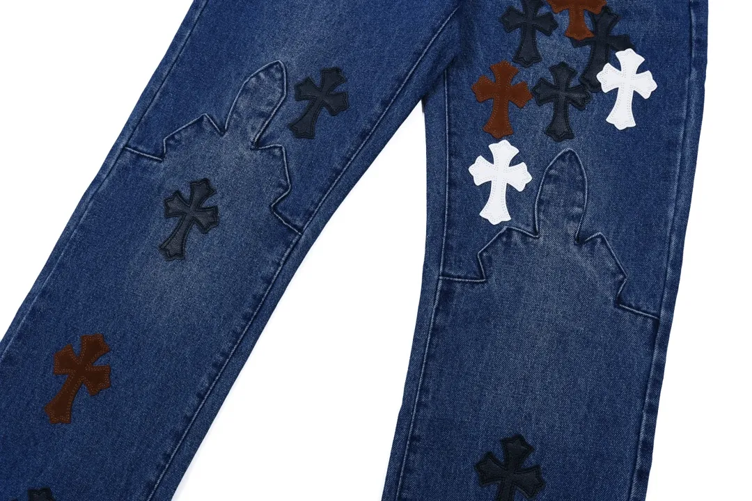 P280 Style number: D341 ChromeHearts Chrome washed blue contrasting leather patch straight pants ceiling-level jeans, a pair is hard to find at the counter‼ ️About Zangyin✅This is an extremely luxurious fashion brand that can also be called the aristocracy of the high street. It has always been an exclusive brand for some hipsters or rich second generations. The color of this model is already very eye-catching by using a unique washed material. It is decorated with pink patch cross flowers, which cleverly highlights the charm of the brand. Secondly, this model adopts a classic high-waist cut design, which highlights the long legs and fashionable temperament of the upper body. The brand is highly recognizable and the slim-fitting configuration is more suitable for daily wear. The personality will be fashionable and the specifications can be seen at a glance. Materials and technology ✅ Needless to say, this point goes without saying. As an excellent craftsman brand, Zangyin's requirements for details and craftsmanship are really perfect. The washed color of this model has gone through a lot of processes, not to mention the embellishment of the denim appliqués. It is also purely handmade and sewn. Just like what they believe in, only handmade things have soul and have the meaning of wearing. A top-notch heavy-duty fashionable denim item, recommended by both hands‼ ️ Size: 28, 30, 32, 34, 36 (S-XXL) Color: black Size reference: Pants length 100 102 104 106 106 Waist 72 76 80 84 88 Recommended weight S (about 110 pounds) M (about 140 pounds) L (about 140 pounds) XL (about 165) XXL (about 185)
